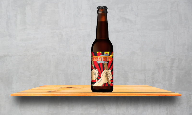 Nachtwerk speciaalbier flesje op een plank aan de muur